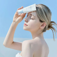 Carica l&#39;immagine nel visualizzatore di Gallery, [Skin1004] Madagascar Centella Hyalu-Cica Water-Fit Sun Serum 50ml
